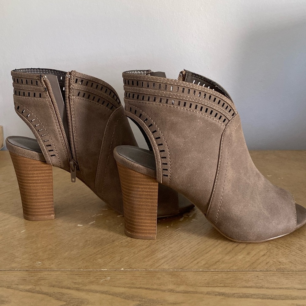 Size 9M. Brand XOXO. Never worn.